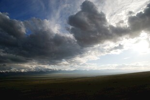 草原上的壮丽云层景观