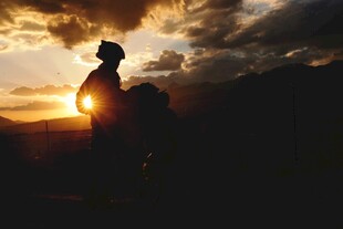 夕阳下的骑行者剪影