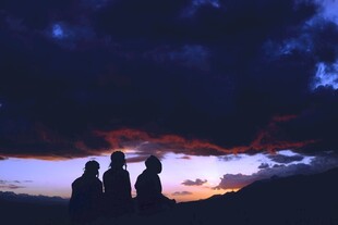 黄昏下的三人剪影