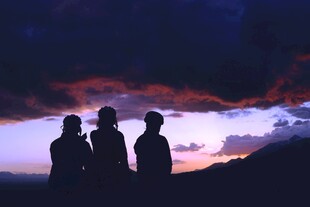 黄昏下的三人剪影