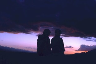 黄昏下的两人浪漫剪影