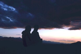 黄昏下相拥的两人剪影