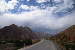 蜿蜒山路旁的壮丽山景
