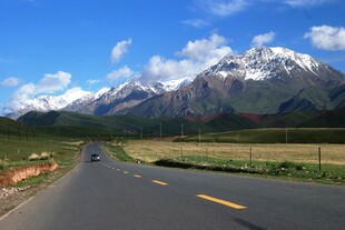 公路伸向雪山美景