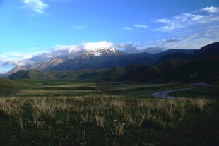 壮丽山野间的雪山美景