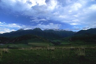 草原山峦间的壮美天空