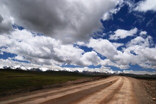 旷野土路 蓝天白云之景