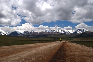 旷野土路 远山白云相伴