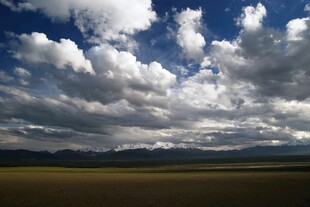 草原上空的壮丽云层景观
