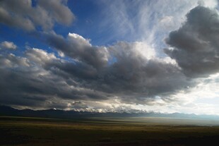 草原上空的壮丽云层景观