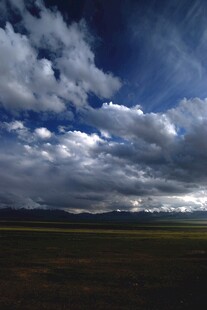 草原上空的壮丽云层景观