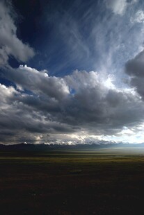 草原上空的壮丽云层景观