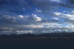 蓝天白云下的壮美山脉