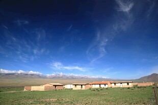 草原上的房屋与蓝天美景