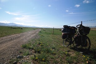 草原土路旁的驮载自行车