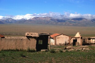 草原边的古朴民居