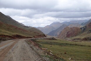 山间土路 壮美自然风光