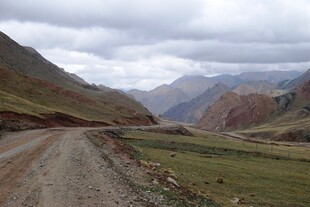 山间土路 壮美自然景观