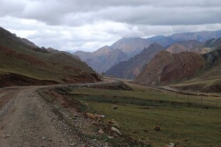 山间崎岖土路 壮美景色