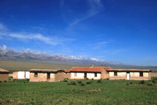 草原上的红顶房屋