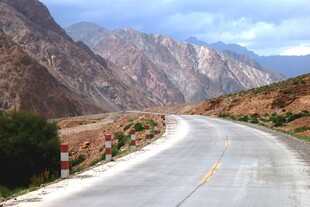 蜿蜒山间公路美景