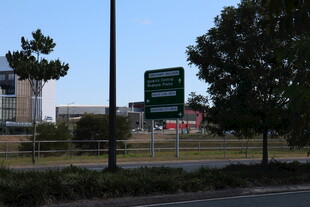 公路旁的指示牌与绿树