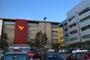 繁忙停车场旁的特色建筑