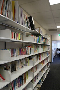 图书馆内整齐的书架陈列