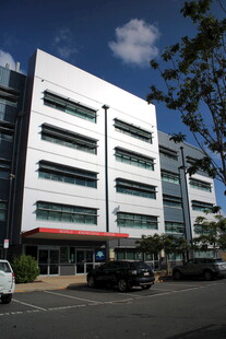 现代风格办公大楼外观