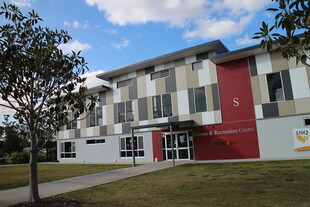 现代风格多层建筑外观