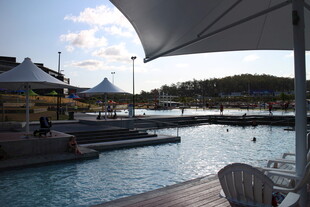 海滨泳池畔的惬意风光