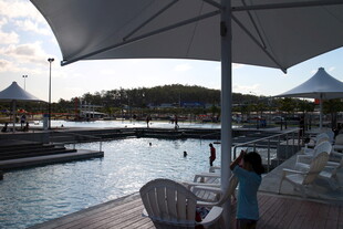 海滨休闲区的惬意时光