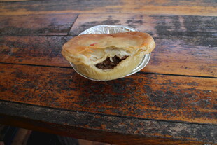 木桌上的美味肉馅饼