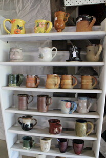 摆满杯子的白色置物架