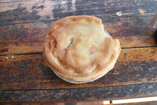 美味肉馅饼置于木桌之上