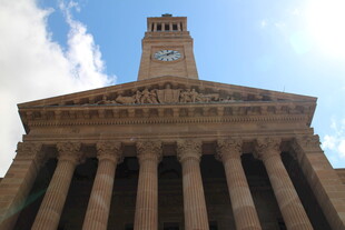 古典钟楼建筑外观