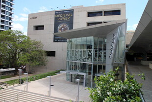 现代风格玻璃建筑外观