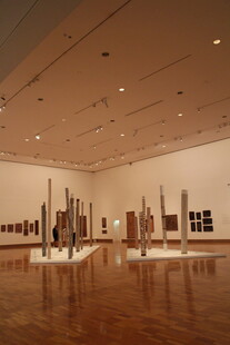 现代艺术展厅内的装置作品