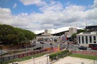 城市露天广场热闹景象