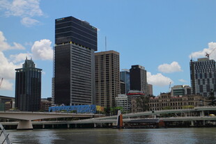 城市河畔高楼风景