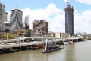 河畔城市景观与船只