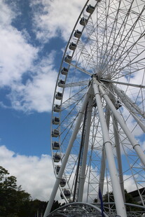 蓝天映衬下的壮观摩天轮