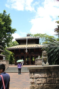 古老庙宇前的游客身影