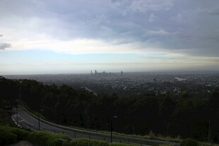 俯瞰蜿蜒公路与城市远景