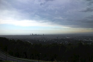 城市远景与天空景观