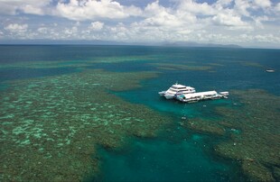 海上孤舟与绚丽珊瑚礁