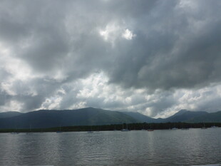 阴云下的山水景致