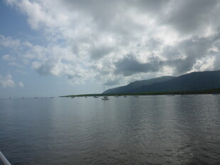 广阔水域与远处山峦景观