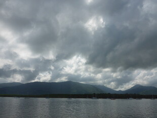 乌云笼罩下的山水景致