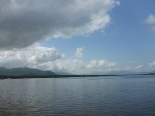 广阔水域与蓝天白云景观